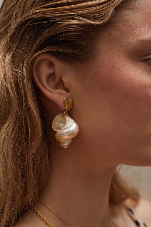 LUNA AMOR + CARACOL EARRING